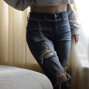 LOW-WAISTED RIPPED MOM/BOYFRIEND JEANS
